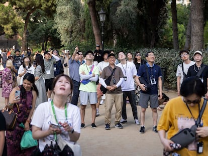 Turistas frente a la basilica de la Sagrada Familia en Barcelona.