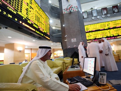 Un inversor consulta el mercado de valores en el parqué de Abu Dhabi (EAU), en una imagen de archivo.
