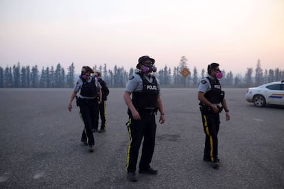 Los oficiales de policia y el cuerpo de bomberos trabajan con máscaras de gas para evitar la alta toxicidad del aire.