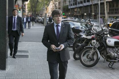 Arribada del president de la Generalitat, Carles Puigdemont, a Catalunya R&agrave;dio.