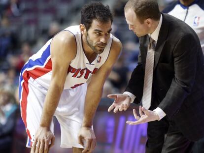 Calderón habla con Frank, entrenador de los Pistons.