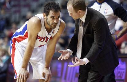 Calderón habla con Frank, entrenador de los Pistons.