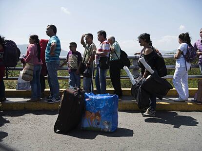 Un grupo de venezolanos cruza la frontera destino a Colombia.