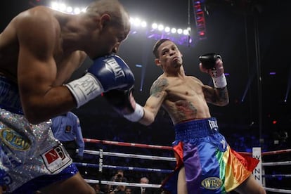 Apodado El Fenómeno, Orlando Cruz (Puerto Rico, 34 años) hizo historia al convertirse en el primer boxeador en activo fuera del armario. “He luchado durante 24 años y quiero ser fiel a mí mismo. Quiero ser el mejor ejemplo posible para los chavales que quieren dedicarse al boxeo”, declaró en 2012. Su ratio de 23 victorias y 4 derrotas en 16 años demuestra que Cruz pelea con la misma furia como boxeador y como activista LGTB.