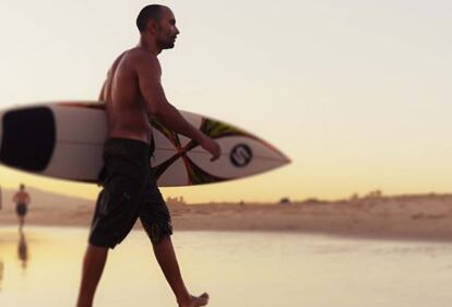 Surfista en la playa de Valdevaqueros, en Tarifa (Cádiz).