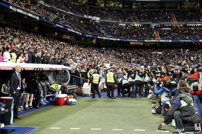 Un batallón de fotógrafos delante del banquillo de Zinedine Zidane en el día de su debut como técnico del Real Madrid. 