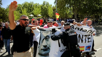 Simpatizantes de Falange tratan de entrar en el cementerio Sacramental de San Isidro tras la exhumación y traslado de los restos de José Antonio Primo de Rivera desde el Valle de Cuelgamuros en abril de 2023.