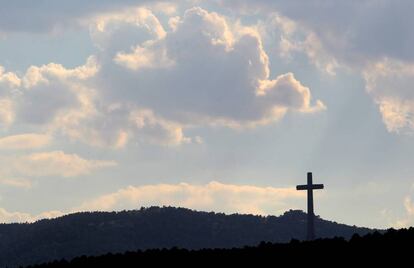 La cruz del Valle de los Caídos, vista desde Guadarrama.