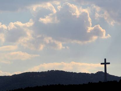 La cruz del Valle de los Ca&iacute;dos, vista desde Guadarrama. 