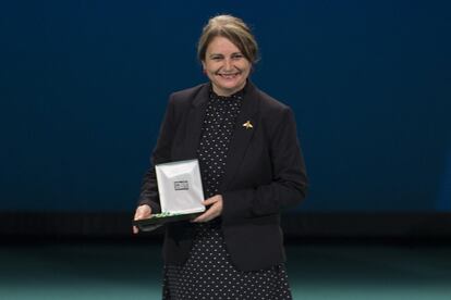 La profesora y escritora María Elvira Roca muestra su medalla de Andalucía.