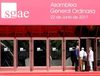 El presidente de la SGAE, José Miguel Fernández Sastrón, a su llegada a la Asamblea General Ordinaria de la entidad en Madrid.