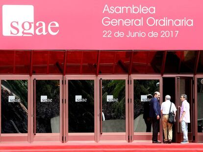 El presidente de la SGAE, Jos&eacute; Miguel Fern&aacute;ndez Sastr&oacute;n, a su llegada a la Asamblea General Ordinaria de la entidad en Madrid.
 