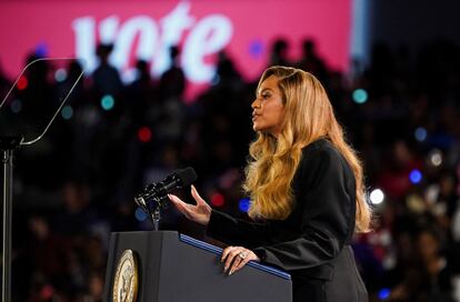 Beyoncé habla en el mitin de Kamala Harris en Houston.