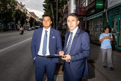 Paul y Érik, dos agentes inmobiliarios en la calle General Ricardos.