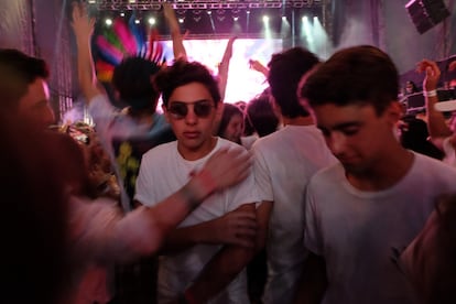 Jóvenes bailando en el concierto del grupo colombiano Bomba Estéreo