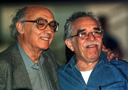 Saramago y García Márquez, durante la ceremonia del cuarenta aniversario de la Revolución Cubana.