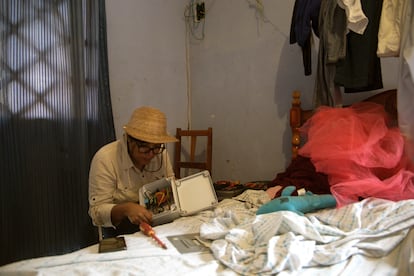 Sofía Pacheco, ingeniera industrial y cofundadora de la cooperativa Onergia, instala el medidor utilizado para evaluar la pobreza energética en la casa de Saturnino Moreno.