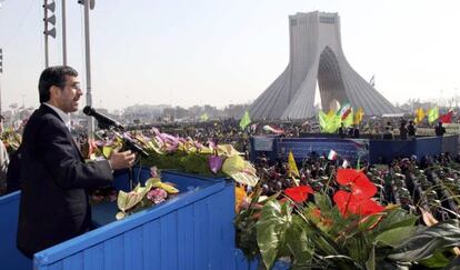 Ahmadineyad se dirige a la multitud en Teher&aacute;n.