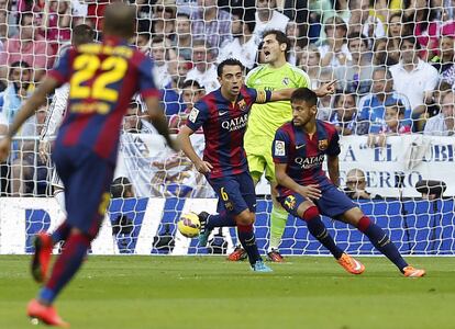 Neymar marca el primer gol del encuentro tras lanzar el balón a la portería de Iker Casillas.