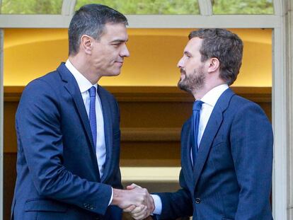 Pedro Sánchez y Pablo Casado se saludan a las puerta de La Moncloa antes de su reunión el pasado 16 de octubre de 2019.