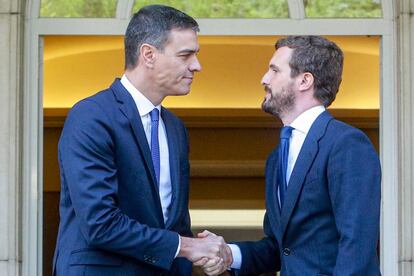 Pedro Sánchez y Pablo Casado se saludan a las puerta de La Moncloa antes de su reunión el pasado 16 de octubre de 2019.