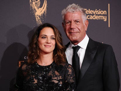 La actriz italiana Asia Argento y el cocinero Anthony Bourdain en un evento.