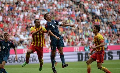 Philipp Lahm supera a Javier Mascherano en la jugada del primer gol del Bayern.