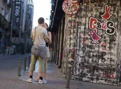 Una pareja en pleno barrio madrileño de Malasaña, en la esquina entre las calles Corredera Alta de San Pablo y La Palma, donde se encuentra el mítico Penta Bar.