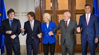 Argentinian President Javier Milei, Uruguayan President Luis Lacalle Pou, President of the European Commission Ursula von der Leyen, Brazilian President Luiz Inácio Lula da Silva and Paraguayan President Santiago Peña during the Mercosur Summit in Montevideo.