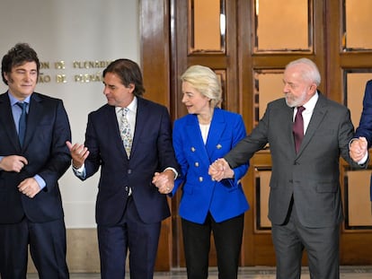 Argentinian President Javier Milei, Uruguayan President Luis Lacalle Pou, President of the European Commission Ursula von der Leyen, Brazilian President Luiz Inácio Lula da Silva and Paraguayan President Santiago Peña during the Mercosur Summit in Montevideo.