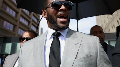 R&B singer R. Kelly leaves the Leighton Criminal Court building in Chicago on June 6, 2019.