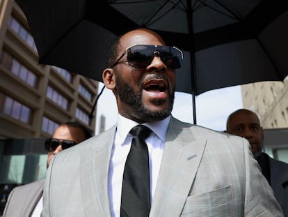 R&B singer R. Kelly leaves the Leighton Criminal Court building in Chicago on June 6, 2019.