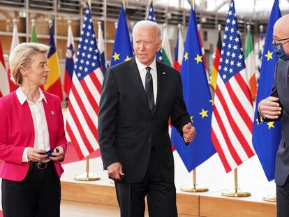 La presidenta de la Comisión Europea, Ursula von der Leyen, el presidente de Estados Unidos, Joe Biden, y el presidente del Consejo Europeo, Charles Michel, a su llegada a la cumbre entre la UE y Estados Unidos en Bruselas, el pasado 15 de junio.