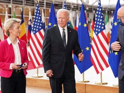 La presidenta de la Comisión Europea, Ursula von der Leyen, el presidente de Estados Unidos, Joe Biden, y el presidente del Consejo Europeo, Charles Michel, a su llegada a la cumbre entre la UE y Estados Unidos en Bruselas, el pasado 15 de junio.