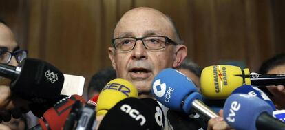 El ministro de Hacienda, Crist&oacute;bal Montoro, realiza declaraciones a los medios de comunicaci&oacute;n momentos antes de intervenir el lunes de en la Asamblea General de la patronal Foment del Treball, celebrada en su sede en Barcelona.