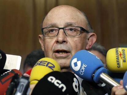 El ministro de Hacienda, Crist&oacute;bal Montoro, realiza declaraciones a los medios de comunicaci&oacute;n momentos antes de intervenir el lunes de en la Asamblea General de la patronal Foment del Treball, celebrada en su sede en Barcelona.