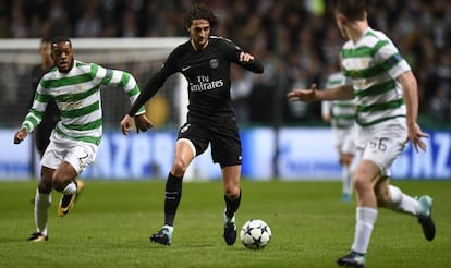 Rabiot rodeado de jugadores del Celtic.