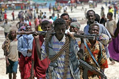 Milicianos de los Tribunales Islámicos de Somalia, el viernes en el puerto de Mogadiscio.