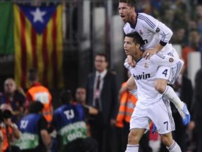 Cristiano celebra su primer gol con Ramos.