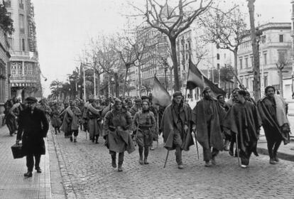 Entrada de las tropas franquistas en Barcelona en enero de 1939; en la imagen, a su paso por la Diagonal en direcci&oacute;n al puerto.