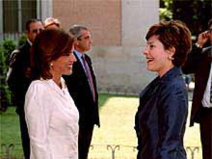 Ana Botella recibe en el Museo del Prado a Laura Bush.