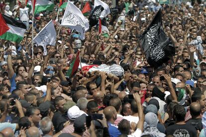 Miles de palestinos participan en el funeral del joven palestino hallado muerto esta semana en Jerusalén.