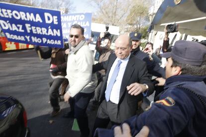 Díaz Ferrán es protegido por la policía tras intervenir en los desayunos informativos del Fórum Europa, ante la concentración de manifestantes de sus empresas en quiebra, en enero de 2010.