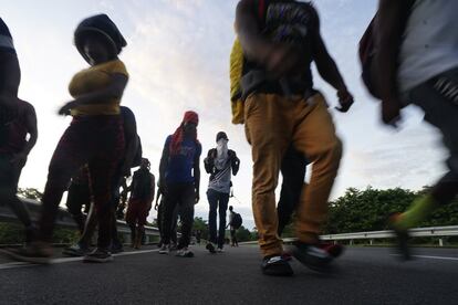 Migrantes haitianos caminan por la carretera en Huixtla, en Chiapas.