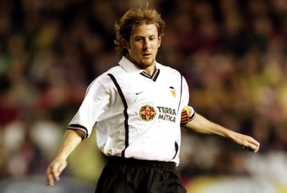 Gaizka Mendieta, en un partido de la Champions con el Valencia en 2001. Allsport