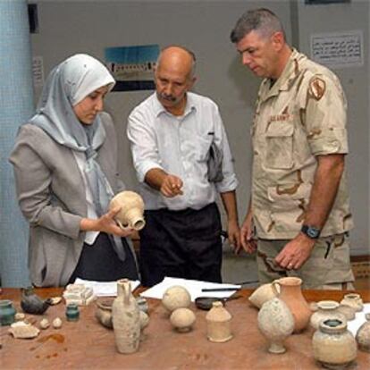 De izquierda a derecha, Azhar Baha y Ahmed Kamal, técnicos del Museo Nacional de Irak, y el capitán americano John Durkin.