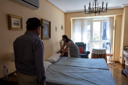 Alberto y Marta, en una de las habitaciones de la casa.