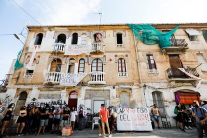 Protesta en contra del desalojo de dos inmuebles de la calle de Manuel Arnau, en Valencia.