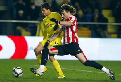 Nilmar y Amorebieta disputan el balón.