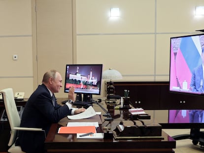 El presidente ruso, Vladímir Putin, conversa con su homólogo chino, Xi Jinping, por videoconferencia desde su residencia de las afueras de Moscú, este miércoles.